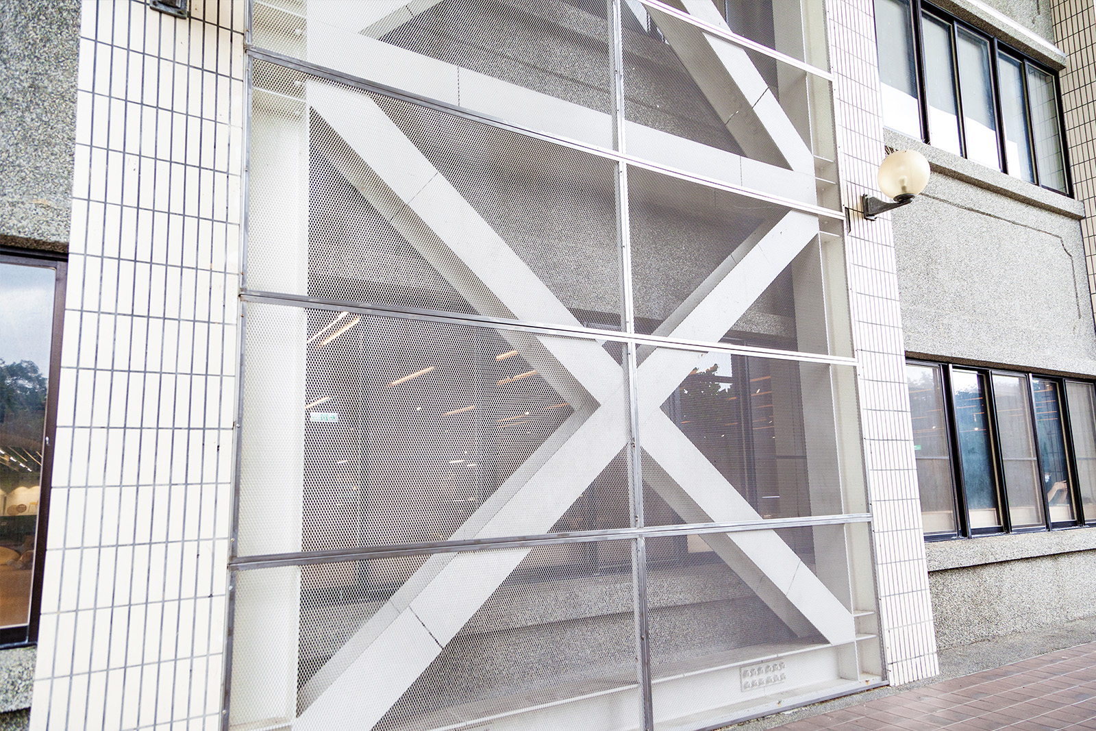 屏科大圖書館｜外牆過渡空間、節能通透與防鳥設計