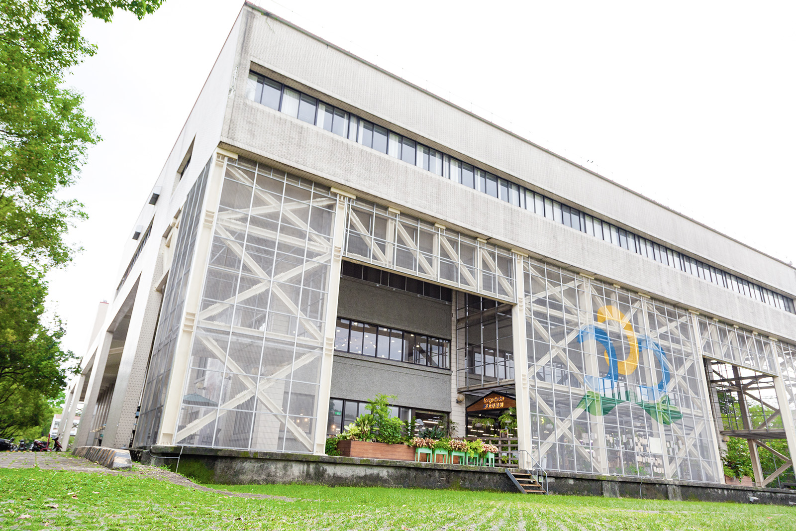 屏科大圖書館｜外牆過渡空間、節能通透與防鳥設計