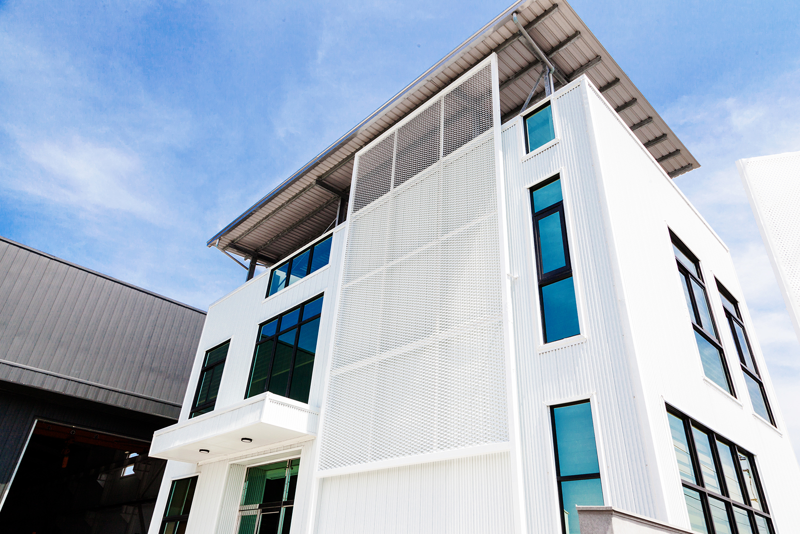 金屬擴張網工業建築案例｜高雄亞加倍工業外牆設計