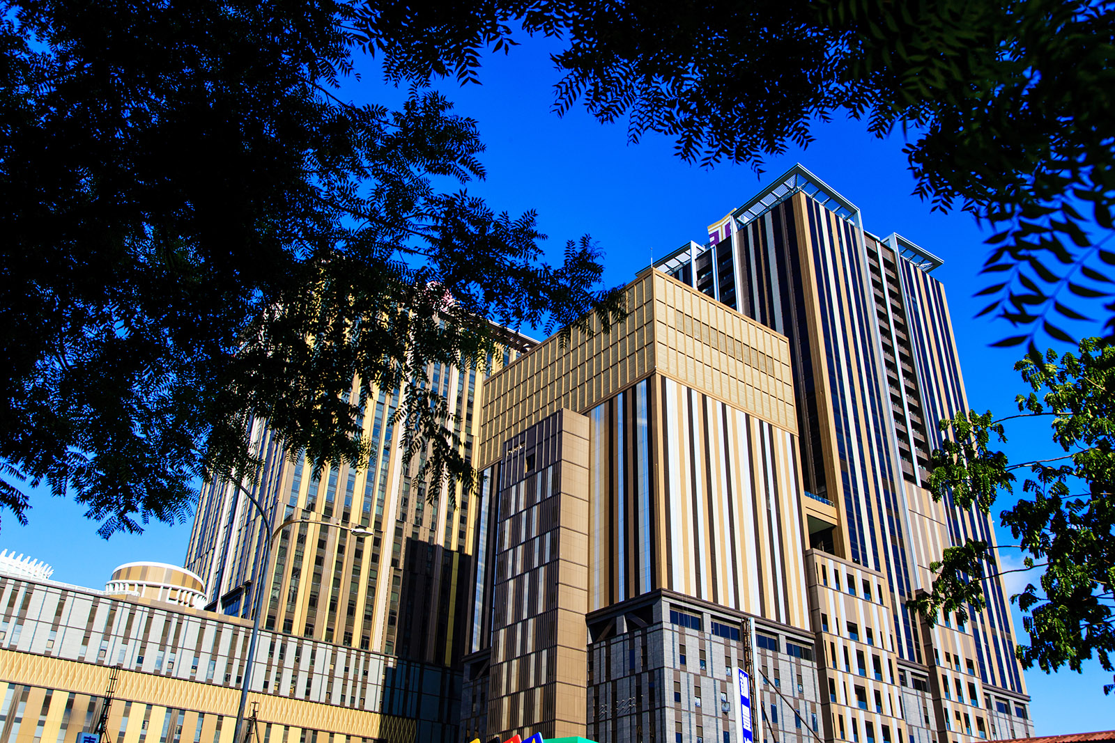 金屬擴張網超大網目增進立面層次 金屬擴張網超大網目增進立面層次