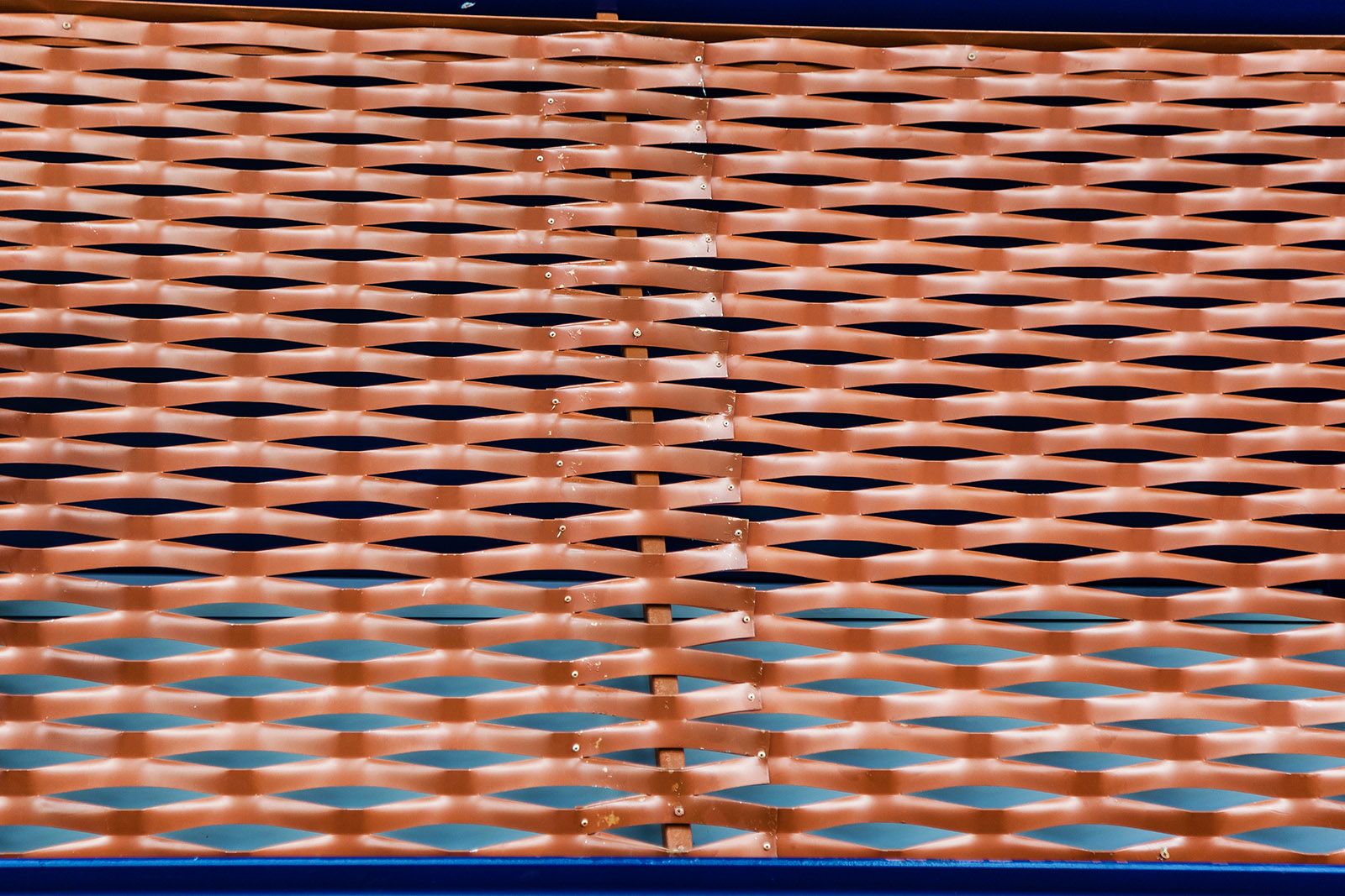 高雄大港倉金屬擴張網案例｜通透耐久的工業立面設計