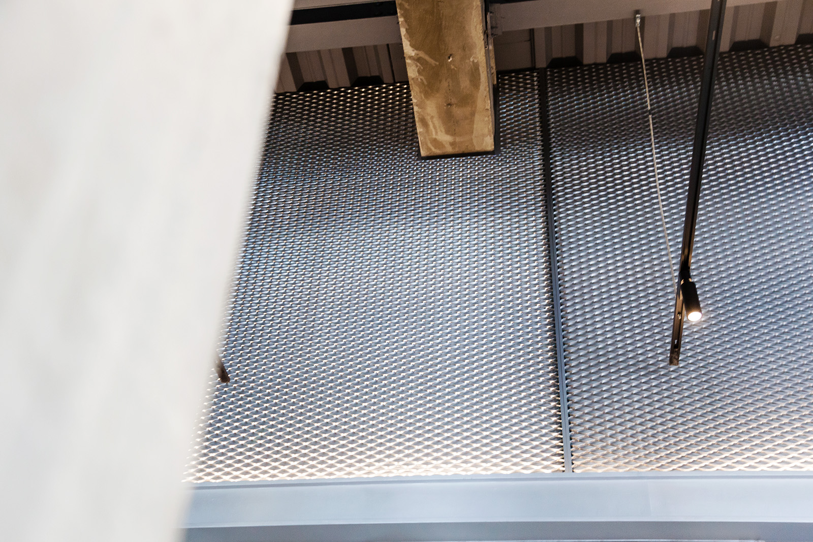 高雄大港倉金屬擴張網案例｜通透耐久的工業立面設計