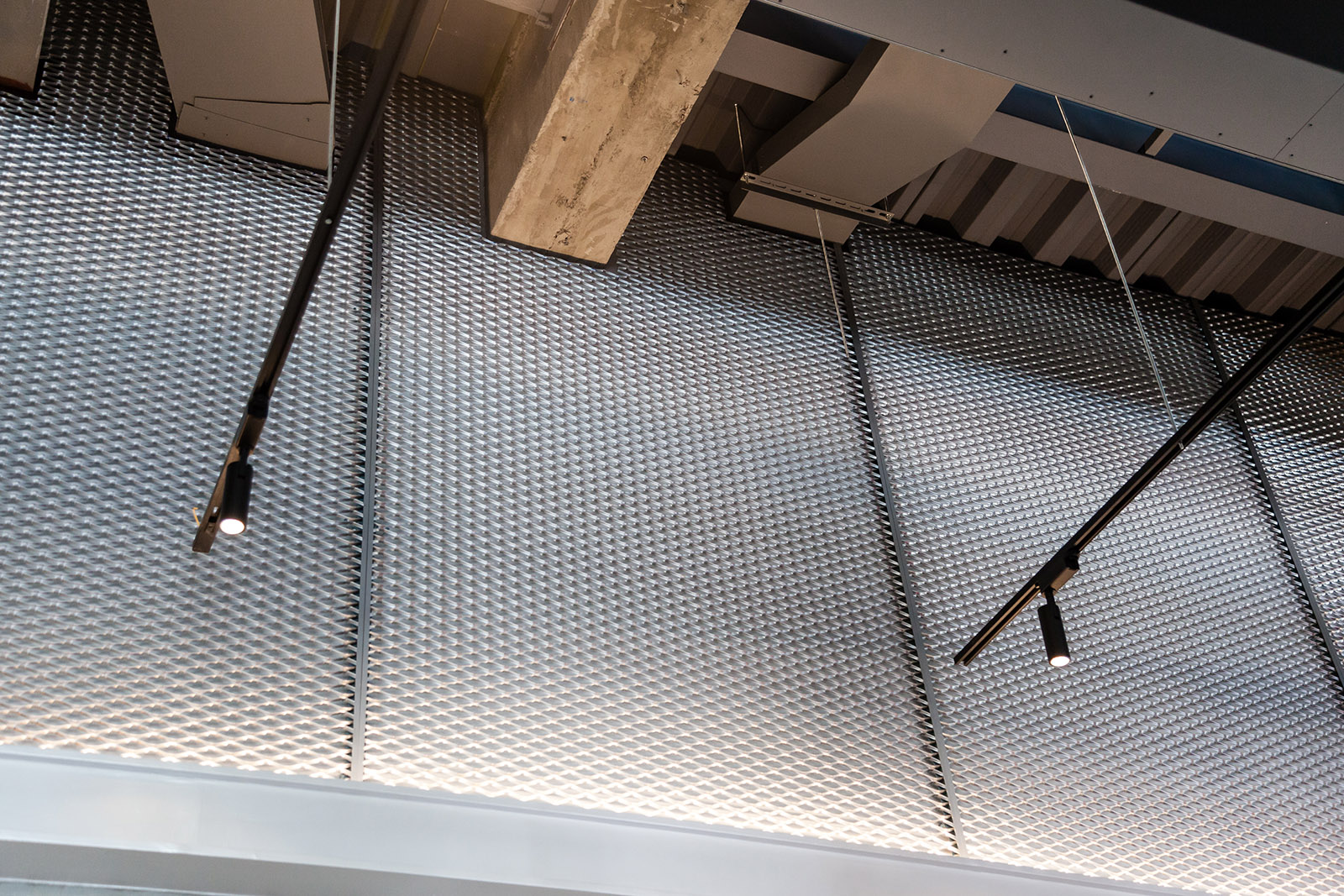 高雄大港倉金屬擴張網案例｜通透耐久的工業立面設計