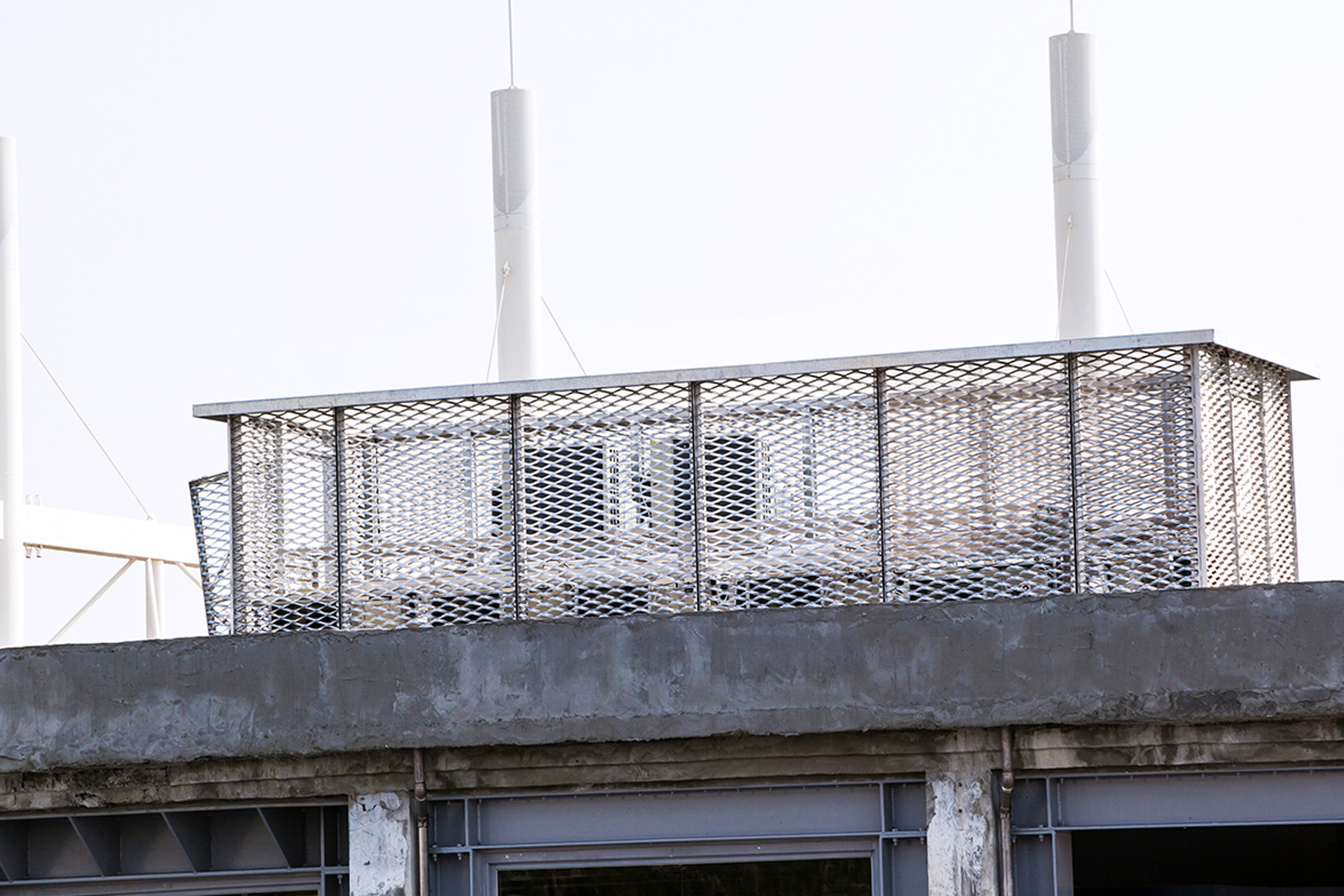 高雄大港倉金屬擴張網案例｜通透耐久的工業立面設計